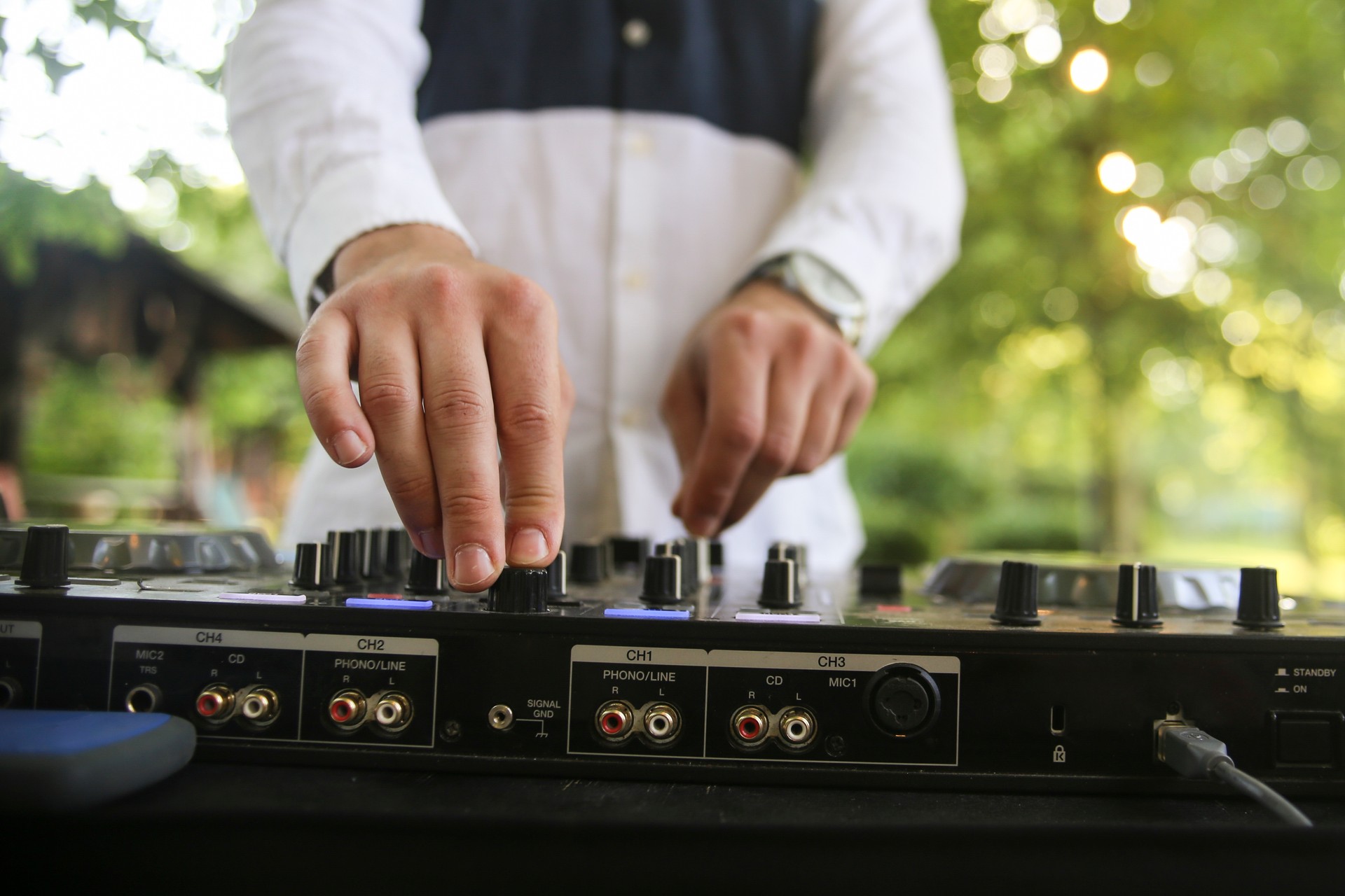 DJ